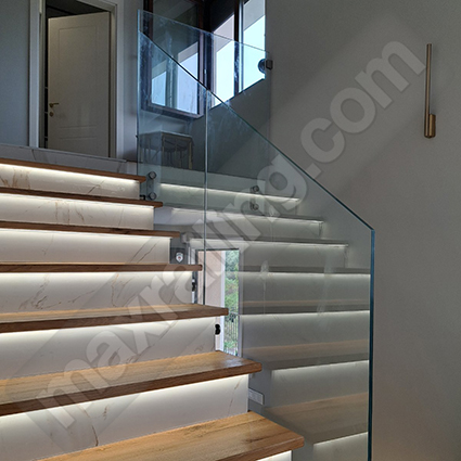 Стъклен парапет по стълби с дистанционер